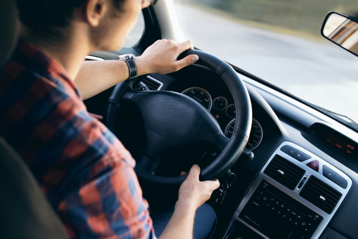 student achter het stuur tijdens rijles in Tilburg